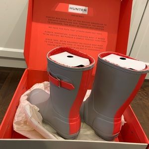 Hunter short insulated women’s rain boot size 8. Tundra Grey & Red Chill. New.
